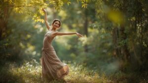 Tänzerin in der Natur im Einklang mit sich selbst