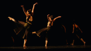 Tänzerinnen auf der Bühne