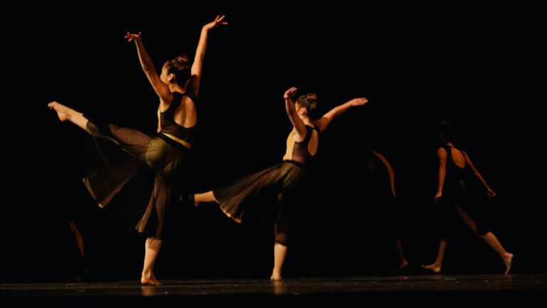 Tänzerinnen auf der Bühne